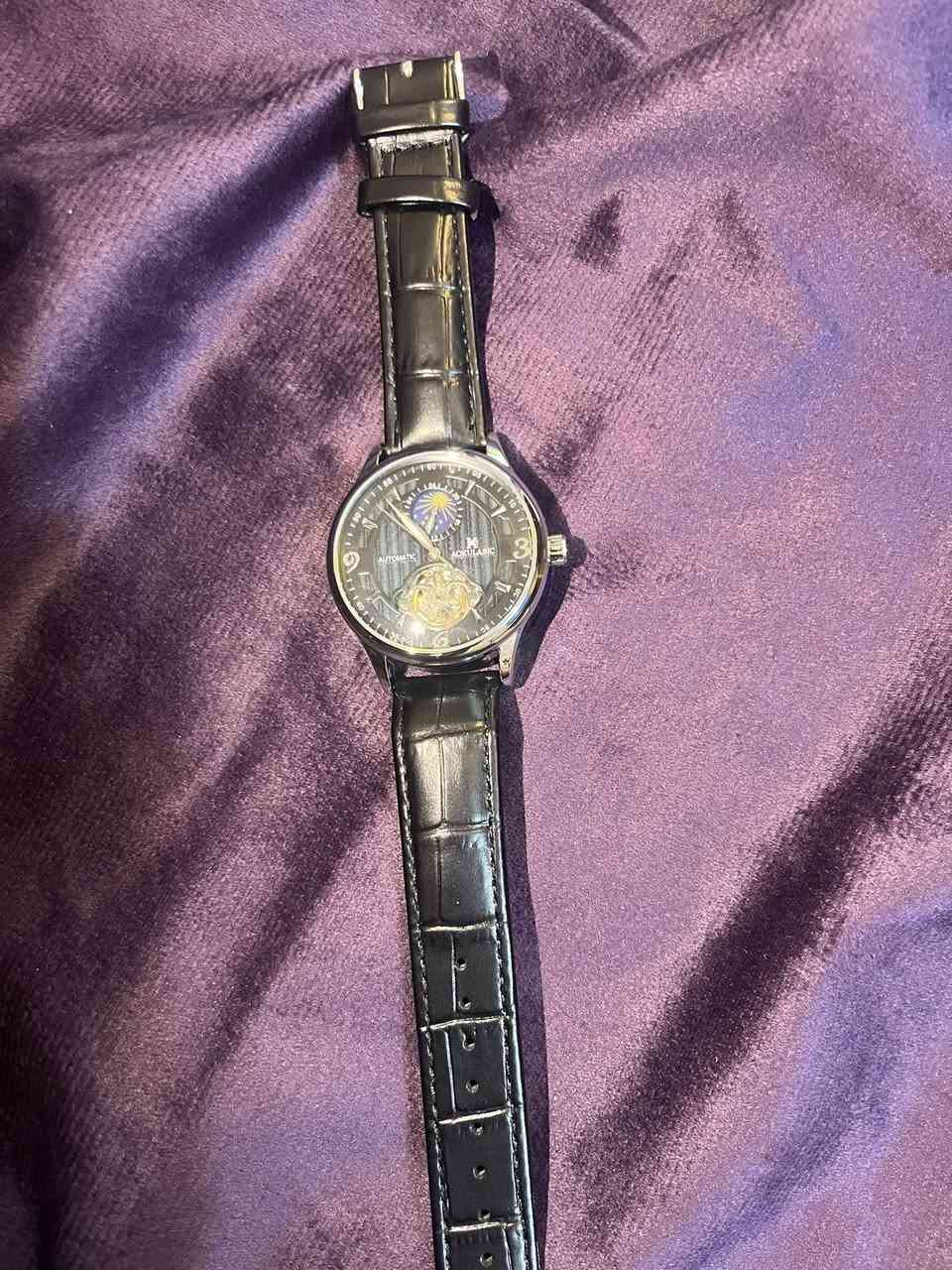 سلام عليكم ساعة AOKULASIC هي ساعة يد ميكانيكية أوتوماتيكية للرجال تتميز بالمواصفات التالية:
الحركة: حركة ميكانيكية أوتوماتيكية دقيقة (ذاتية اللف)، تعمل بحركة الذراع اليومية. 
التصميم:
شكل القرص مستدير. 
مينا مفتوح (هيكل عظمي) وحركة مكشوفة تُظهر جمال العمل الميكانيكي. 
تصميم إبداعي وعصري. 
المواد والمتانة:
مصنوعة من الفولاذ المقاوم للصدأ المتين، مما يضمن الجودة الدائمة. 
يمكن أن يوفر الزجاج المعدني عالي القوة حماية من الخدوش. مقاومة الماء: مقاومة للماء حتى عمق 30 مترًا (3ATM)، مما يجعلها مثالية لتحمل رذاذ الماء والمطر، ولكن ليس للاستحمام بالماء الساخن أو الساونا. 
الأبعاد:
قطر حجم الهيكل: 42 ملم. 
سُمك الهيكل: 12 ملم. 
عرض النطاق (السوار): 22 ملم. 
السوار: سوار كامل من الستانلس ستيل مع مشبك مخفي بزر ضغط، سهل الارتداء أو التعديل اي استفسار خاص وتدلل قيم باليرضي الله وبالعافية ع الياخذها


**إذا كنت صاحب هذا الإعلان وتريد حذفه لأي سبب، رجاءا أرسل رسالة إلى الدعم الفني**