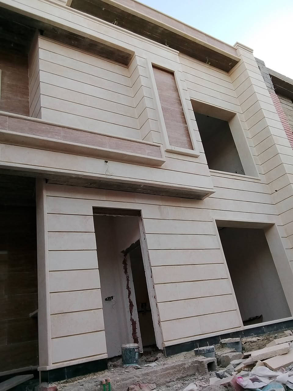 اشتغل تغليف وجهات حجر حلان شغل رقم واحد تسليم مهندس كادر كامل من الموصل للاستفسار تواصل معي ***********      ***********
