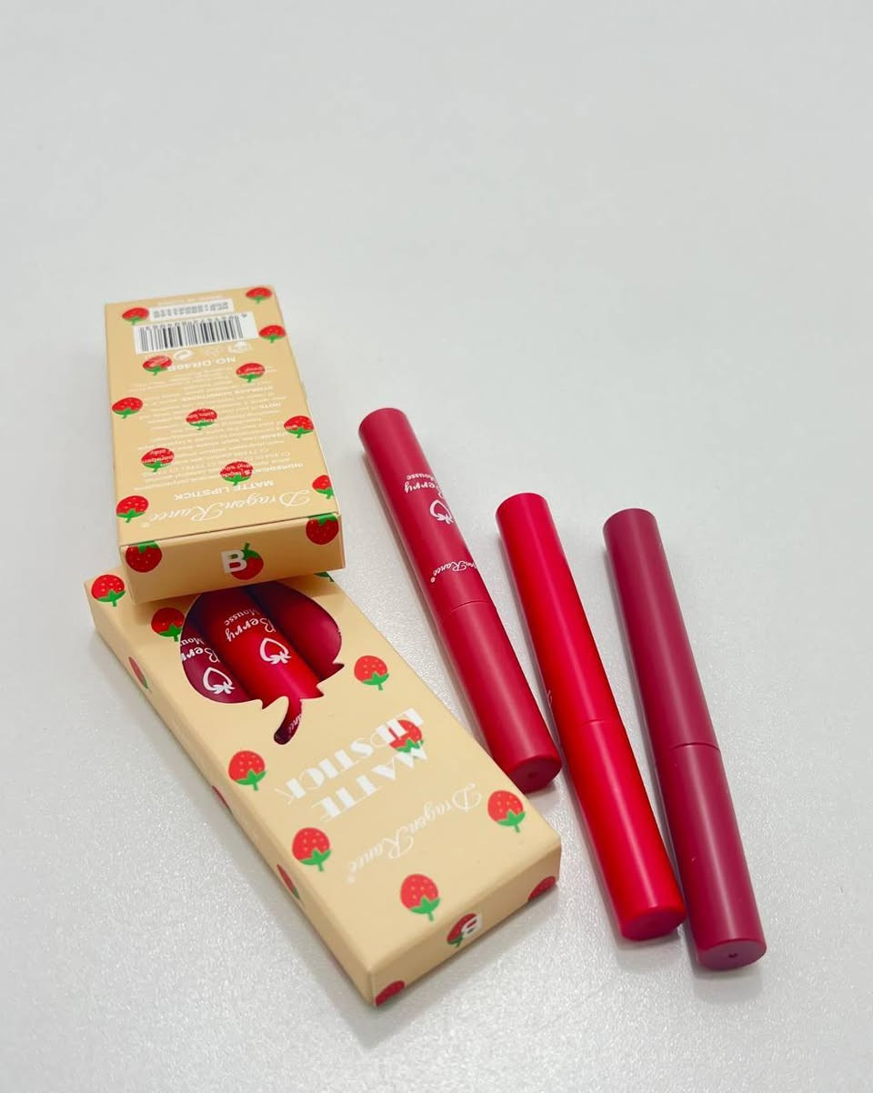 دلّلي شفايفچ بمجموعة أحمر الشفاه المطفّي بقوام الموس الناعم 🤍
ألوان ثابتة، ملمس مخملي، وإحساس خفيف كأنچ ما حاطة شي!
💋 ليش راح تعشقينها؟ ✔️ قوام Berry Mousse ناعم وسلس على الشفاه
✔️ مظهر مطفّي أنيق بدون تشقق أو جفاف
✔️ ثلاث درجات مختلفة تناسب كل الإطلالات
✔️ ثبات حلو يدوم ويخلي شفايفچ جذابة طول اليوم
✔️ حجم عملي – كل علبة تحتوي 3 قطع (5غم لكل واحدة)
✨ من لوك ناعم إلى جريء… كلهم بعلبة وحدة
اختاري اللون، وخلي شفايفچ تحچي عنك 💖

للحجز والاستفسار راسلينا خاص �
#احمر_شفاه #اكسبلور_العراق #تفاعل #عناية #جمال #بنات #اكسبلورexplore 
#فيسبوك_العراق #بنت_عراقية #مكياج #fyppppppppppppppppppppppp


**إذا كنت صاحب هذا الإعلان وتريد حذفه لأي سبب، رجاءا أرسل رسالة إلى الدعم الفني**