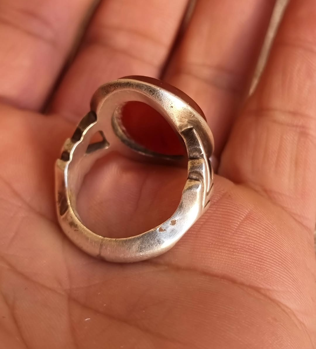 عقيق يماني احمر مخطوط خط يدوي 
🔥لا اله الا الله محمد رسول الله علي ولي الله 🔥 
بصياغه يدويه ثقيله للبيع مكاني بغداد يوجد توصيل إلى جميع المحافظات للبيع فقط فقط أحبتي الغوالي ما اراوس بس ابيع 
***********
