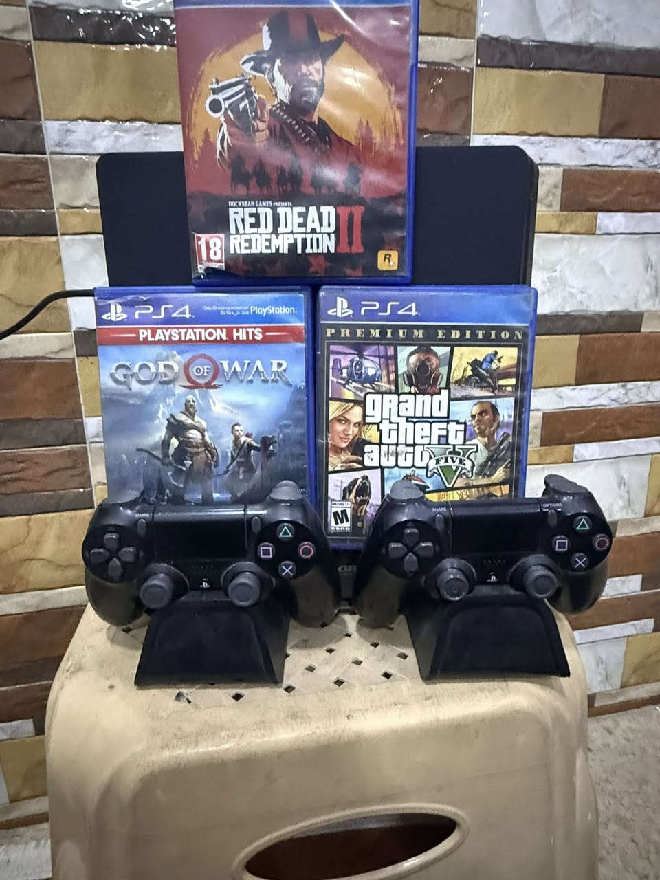 من رخصت الادمن بلي 4 سلم ذاكره 500 ويا 3 اقراص وثنين جوستكات وجهاز شحن يدات ومراوح تبريد فول نضافه سعر 225 رقم الهاتف *********** واتساب هم
