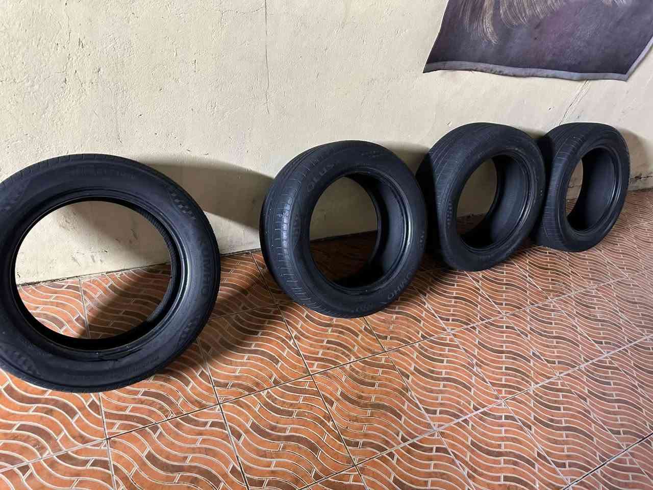 تايرات كوري كومهو للبيع قياس 235/55/17 نضيفات سعرهن 100 وبيهن مجال عنوان البصره ***********
