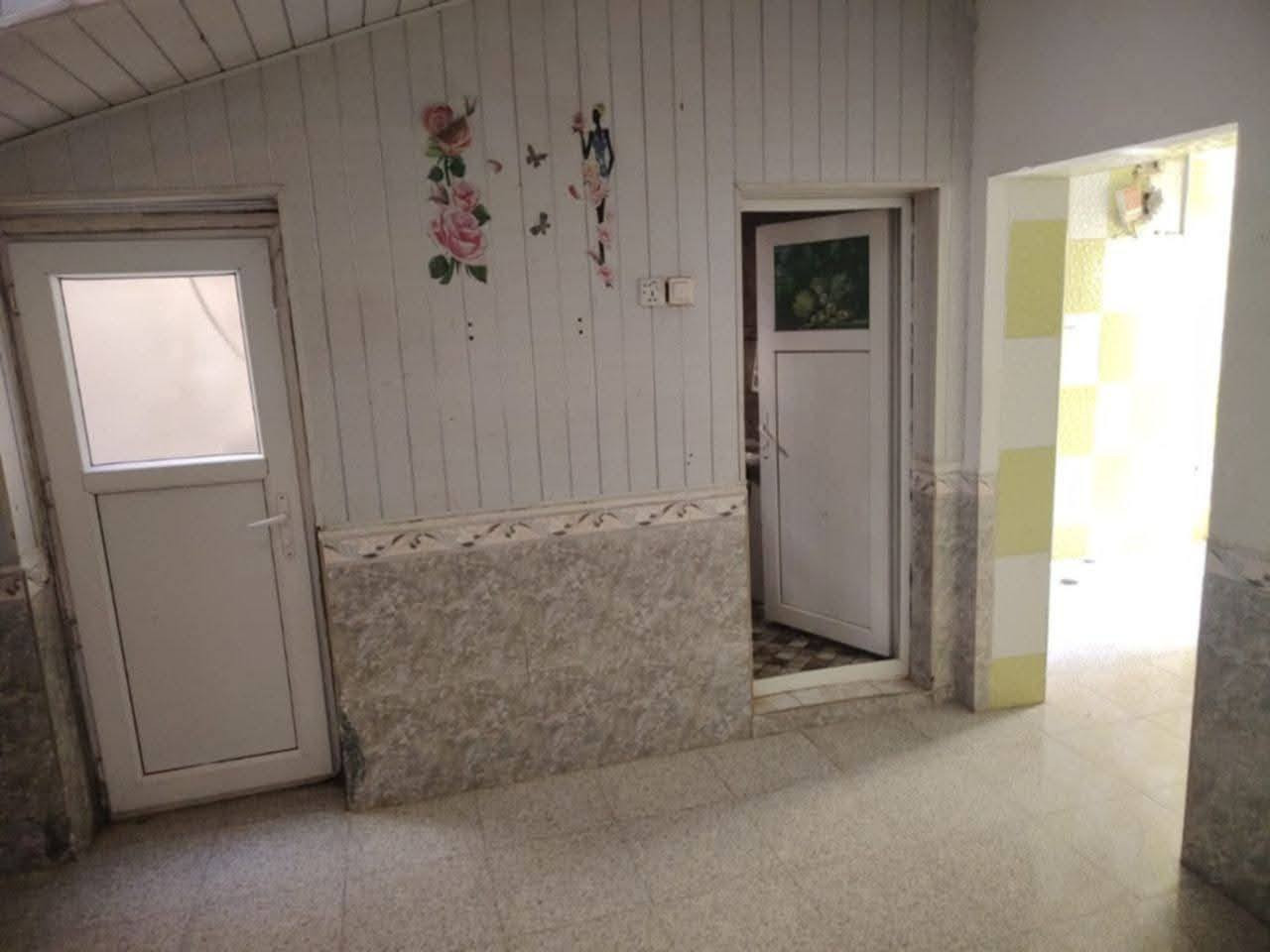 بيت ايجار طابقين ميلاد طريق جنه عامود 90 
ايجاره 350 مقدمه 3 اشهر
غرفتين وصالتين وستقبال ومطبخ وصحيات وطارمه ***********
