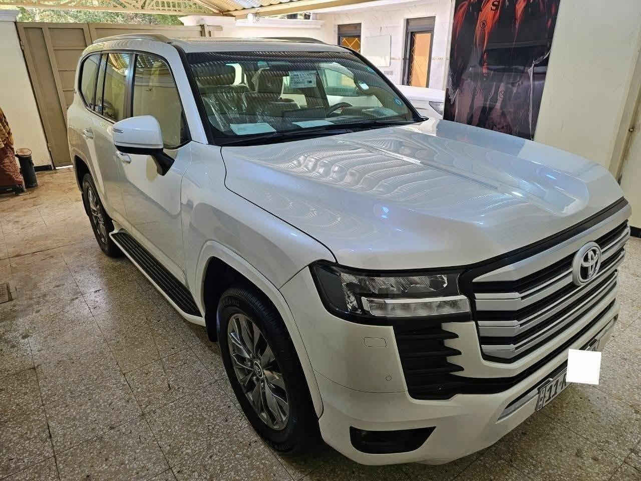 السلام عليكم عندي لاندكروز سياره جديده موديل 23 سياره كفاله عامه رقم بغداد دولي تحويل مباشر سياره ساز تنفس طبيعي ماشيه 20 ألف عنوان بغداد ولشراي يتصل على رقم ***********
