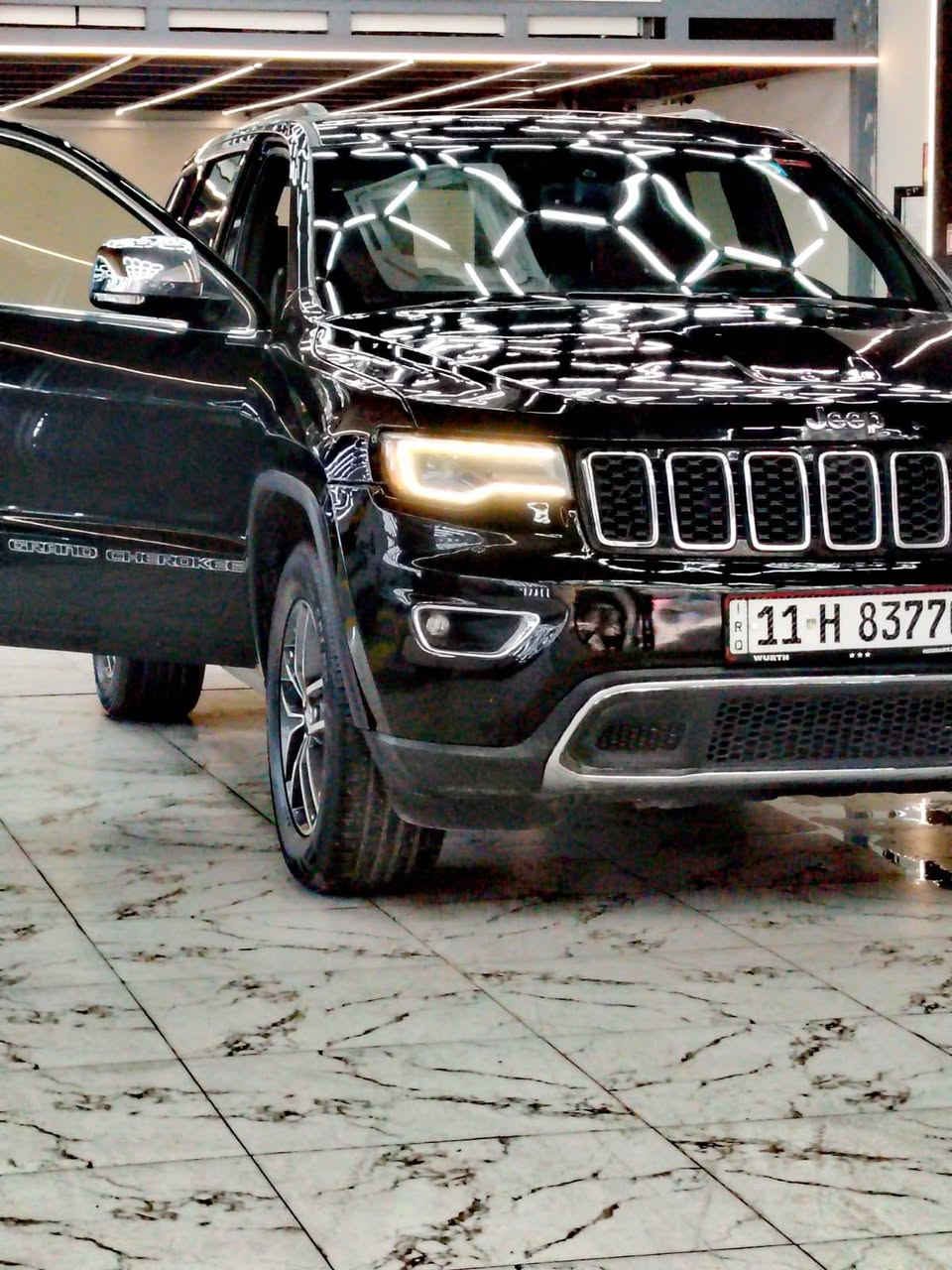 السلام عليكم ورحمة الله وبركاته عندي سيارة للبيع جيب شيروكي 2017 وارد أمريكي لمتدكامل المواصفات من بصمه وحساسات وتشغيل عن بعد اللون اسود رقم بغداد هذه صور السياره مع الحادث رقم الموبايل ***********
