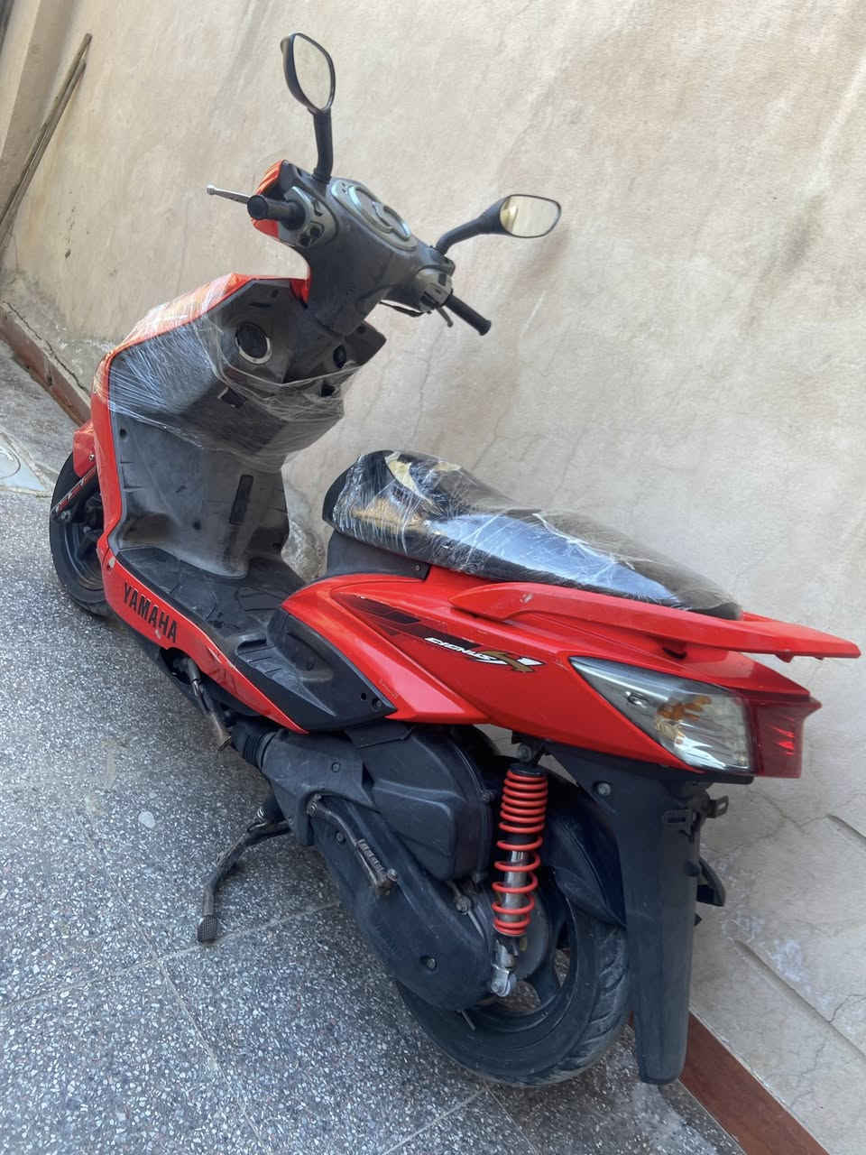 سكنس كوري جديدة كلش
سويجين دراجة 
كاملة مكملة ماعوزهة شي
اوراق مكاتبه ومنفيس
كلش نضيفة 
مكاني بغداد الشعب 
***********
سعرهة 800 وبيه مجال
