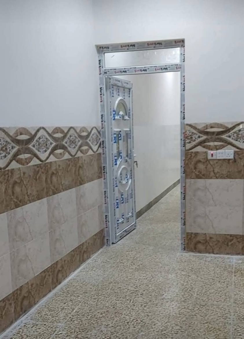 دار للايجار في حي الشيماء قرب اسواق رانيه موقع مميز ثاني بيت عن الشارع الرئيسي مساحة(100 متر) طابق واحد بناء حديث وغرفتين نوم لعائله صغيره 
للأستفسار:***********
