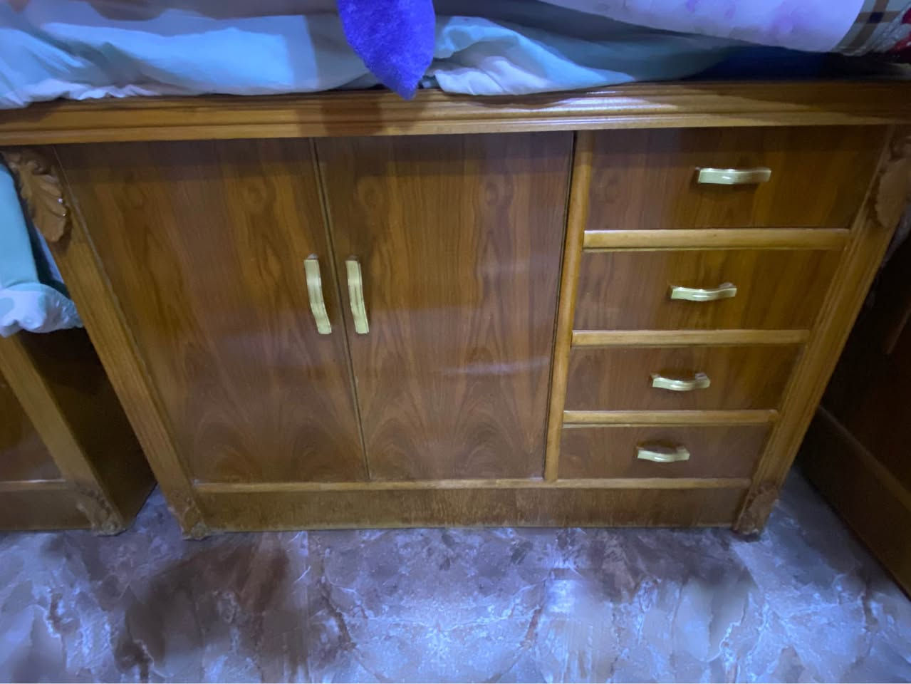 غرفة اخشاب نوم 
نوع الخشب صاج تزكام 
تفصال جديد 
تتكون من 
1 كنتور 6 باب طابقين 
1 ملحق طابقين 
1 سرير مع تاج ملكي 
2 كومدي جرباية 
1 ميز مراية 
1 ميز كومدي 2 باب مع 4 جرار 

السعر مليون و نص قابل للتفاوض 
شوف شوف العين و احكم 

للتواصل ***********
العنوان البصرة الجمعيات قرب مدرسة الوثبة 

ملاحظة مهمة جدا 
آنــه مكلف بالنشر 
التواصل مع صاحب الرقم فقط البصرة, العراق
