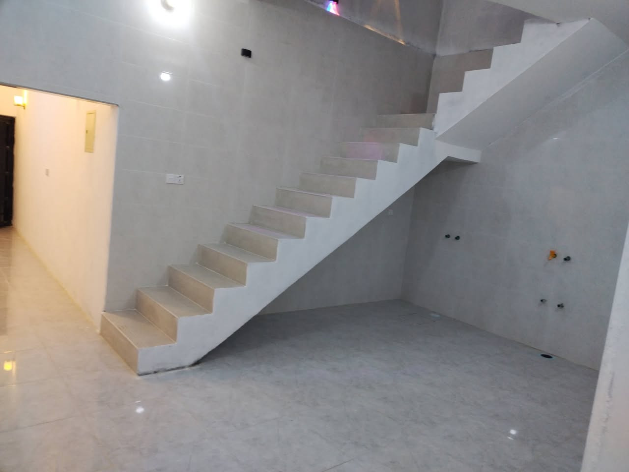 السلام عليكم بيت للايجار  في حي العسكري شارع أبو غزال  مساحه 200 م الواجهه ٦.٥ نزال ٣٠ م استقبال ومطبخ وصاله وغرفه نوم بناء حديث استلام المفتاح حديثا 
للاستفسار ***********
