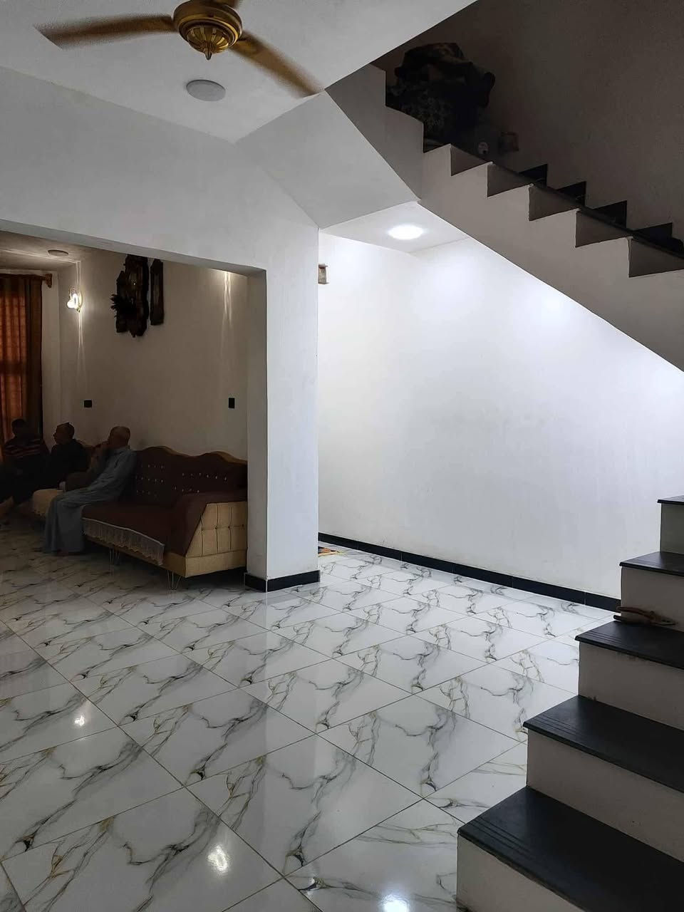 السلام عليكم ورحمه الله وبركاته
دار  زراعي سند 25 قابل للتطويب في عرصات حيدر بن حجي هندي حولي الخصيمه كونكريت مسلح درجه اولي مساحه 133 متر واجهه 5 متر ثاني بيت عن شارع ابو لمى    يتكون من غرف نوم وصاله واستقبال ومطبخ وصحيات داخلي وخارجية وكراج الصطح شتايكر وبيه رقم تطويب مقدم معامله للبلدية
لاستفسار الاتصال على 
***********
