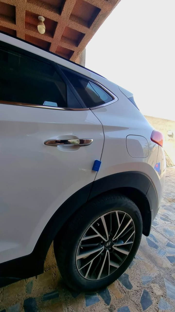 للبيع  هيونداي توكسان خليجي كوري موديل 2020 ابيض ثلجي

 -  رقم بغداد مشروع وطني  تحويل مباشر

 - فول مواصفات 1/1
سياره جديده ومكفوله ونظيفه

 -  عدا رصعه صغيره قرب الباب الخلفي 

وتكحيل كارت  صغير جدآ وخفيف
 في الدعاميه الخلفية 

 - ماشيه   49 K
 قابله للزياده 

المواصفات
----------
- شباك لكزز

. الايت 5 عدسات زنون بلادي

.  لد  نهاري  ليلي 

.  دبل كشاف

. كشاف يفتح بأتجاه الأستيرن
  ▶️   ◀️  بلاد

.  بصمه

. فتحه سقف بانوراما

. يدات نيكل بلاد

. حساسات خلفيه

 . كامرات عدد 2
   أماميه  وخلفيه

.  قطعتين تبريد 

. الدواخل صاج و عسلي

. كشنات قرميدي  بقلاوة

.  شاشه كبيره 

 . سايد بريك بالرجل / كوري

.  شحن لاسلكي 

 .  تبريد  بالجكمجه

.  أشاير بالمري 
 
.  المقاعد الأماميه
 كهرباء

.  دبل ايرباك

.  مكينه 2000 دوش
   الاقتصادي

السعر   210

وبيها مجال بسيط للطيبين

مكاني في البصرة

للأستفسار : *********** البصرة, العراق
