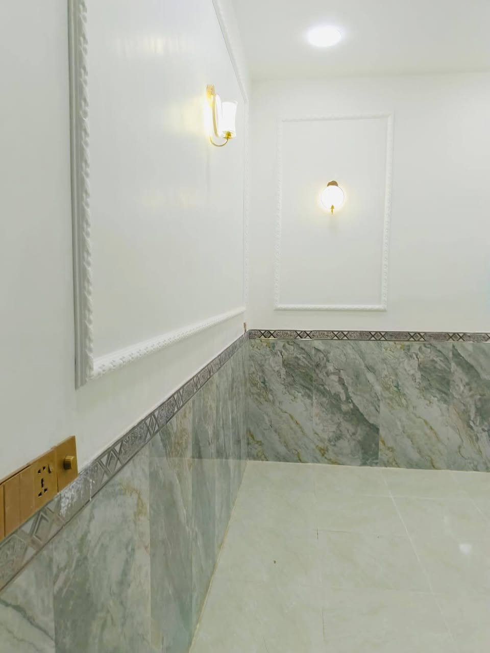 دار للبيع بالنداء شارع قنبر يبعد عن شارع قنبر 20 متر مساحة البيت 200 متر طابقين سعر 195 مع المجال رقم الهاتف واتساب ***********
