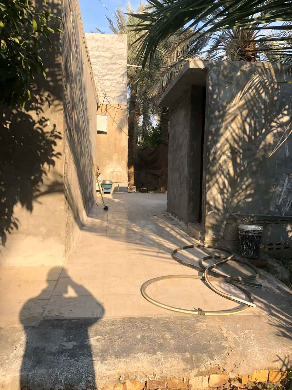 سلام عليكم مزرعه للبيع المساحه 824طابو زراع سند25بسمي تتكون من بيت غرفتين نوم كبيرات وهول وكلدور ومطبخ كبير وصاله كبيره البيت جاهز تجي تسكن في الله شاهد والسعر تعال الى الخاص او وساب او هاتف *********** العنوان وردية خارج قريب الى شارع العام 100متر خلف الاسواق الاخوه
