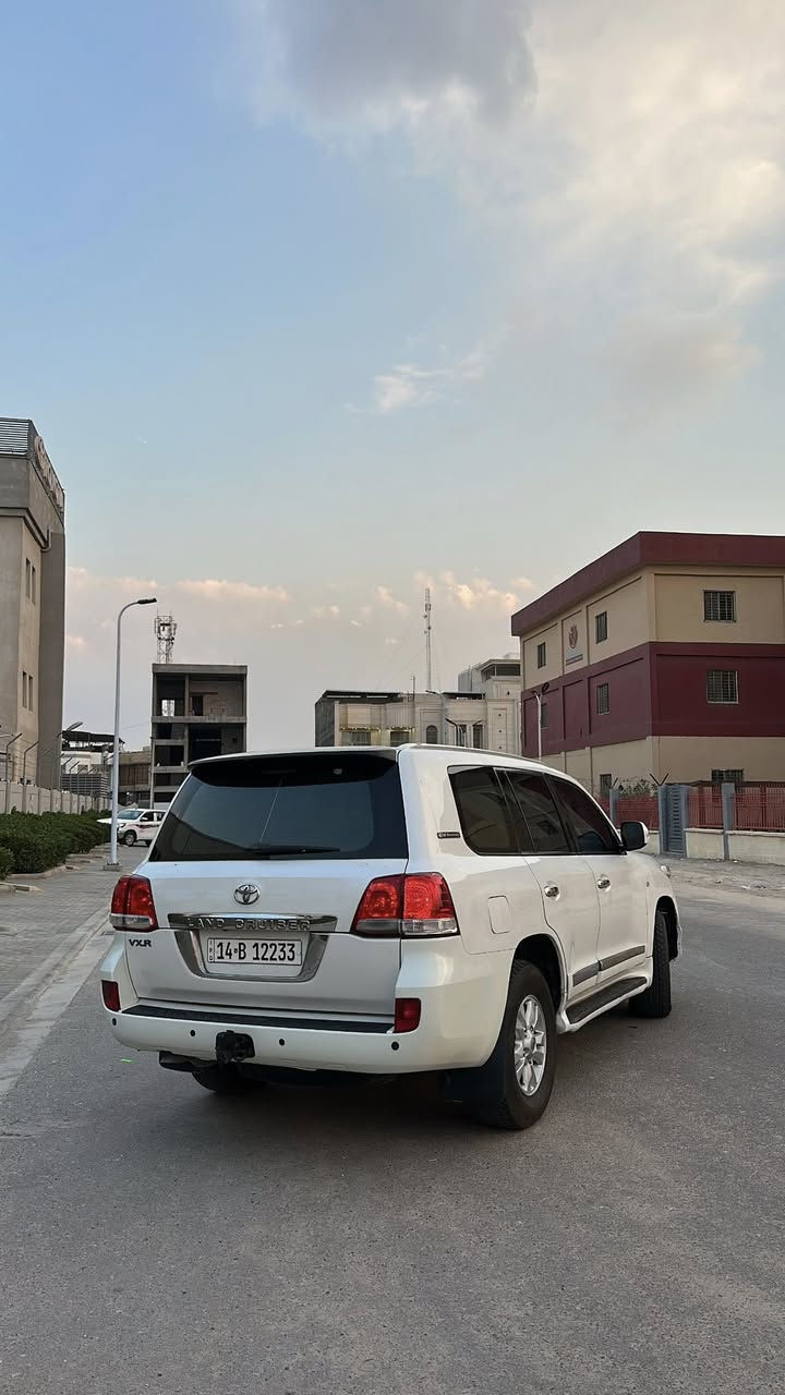 السلام عليكم لاندكروز 2009
السياره بيه 3 قطع كلير بدون ضربه والقماره مكشره السياره نظيفه وحلوه ورقمها حلو ومميز 
السياره جاهزه تخم تايرات جديد 
مكينه وكير جديدات 
المكان حي الجامعه البصره الرقم ***********
السعر 270 وبيه مجال وتدلل
