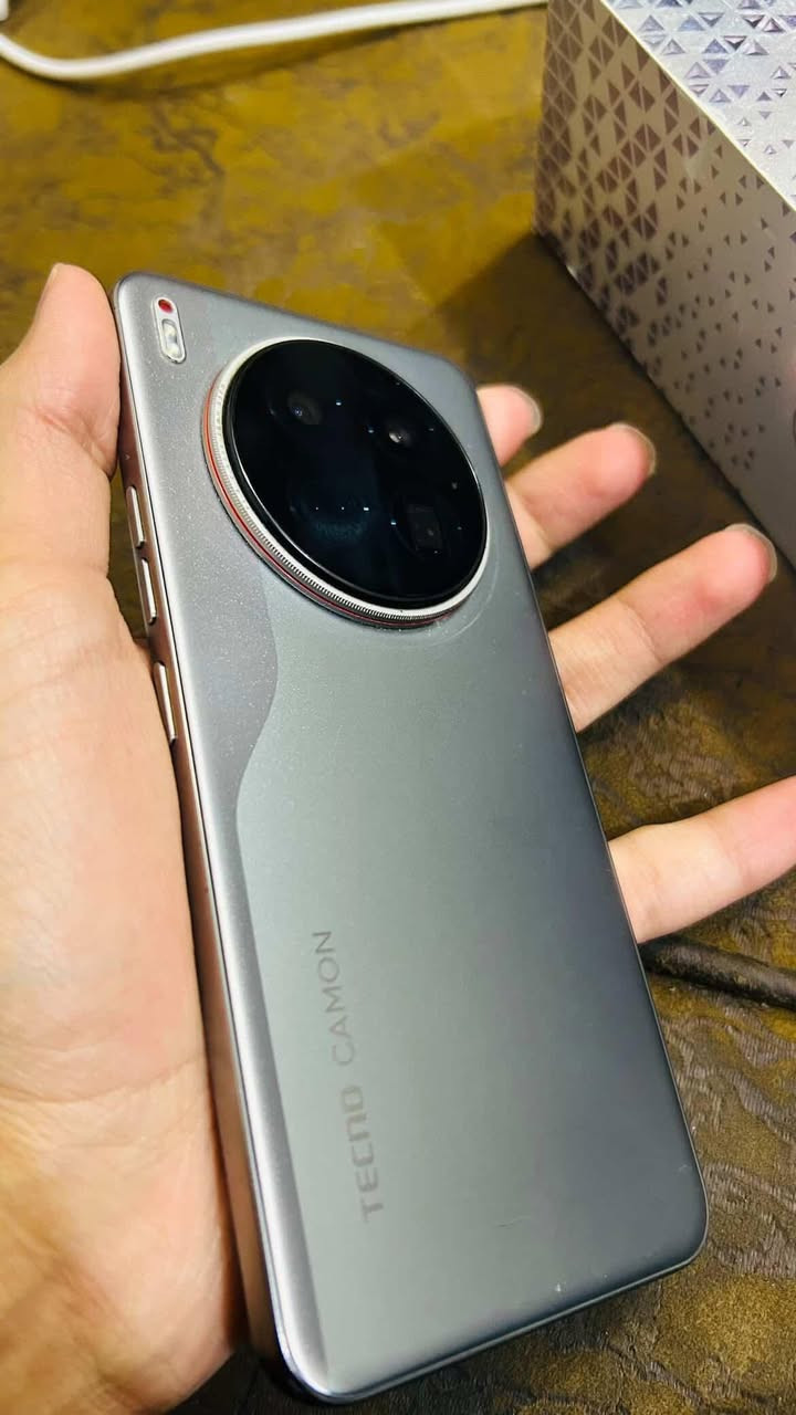 السلام عليكم
تكنو كامون 40 بريمَير 
ذاكرة 256
مستخدم نضيف عدا شخوط بسيطة جداً بالاطار  ، ملحقات كاملة كارتون + شاحن + كفر 
السعر 375 مجال بسيط
عنواني بغداد المدائن
 *********** رقمي اتصال او واتساب وحتى خاص موجود ❤.
