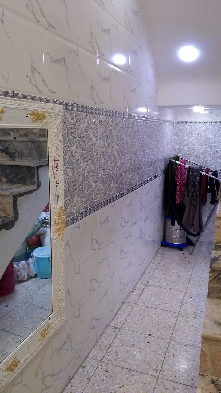 دار سكن ٨٠ متر أمامية شارع عريض بظهر الغربي قطاع الثالث مقابل مركز شباب الشعلة بناء حديث ٢٠٢٥ طابق ارضي كامل استقبال وغرفة نوم ومطبخ وملحقات الطابق الثاني غرفة غير مسقفة وستارة وبيتونة .
بناء درجة اولى .
السعر ١٢٥ ......***********
