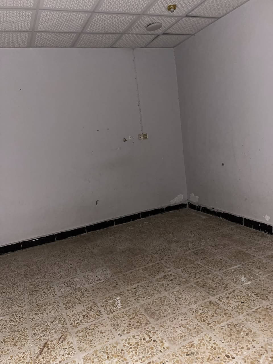 بيت للإيجار بدور الشرطه 200 متر
غرفتين وصاله واستقبال ومطبخ 
وصحيات وكراج الايجار 500 الف
 وبيه مجال للاستفسار : ***********
