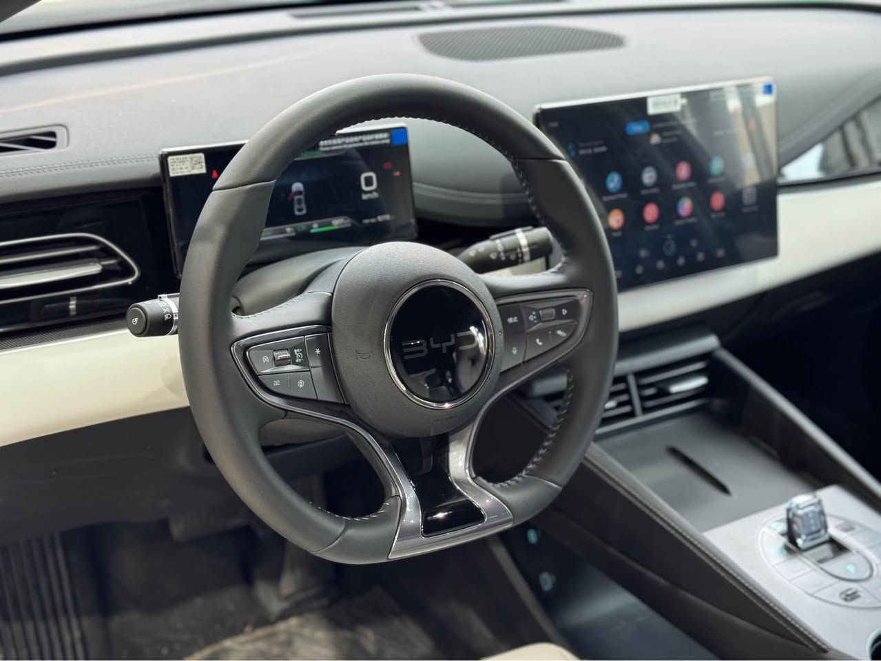 Byd سيل 6 
مرقم 
ماشيه الف كم فقط 
2025 
بصمه تشغيل 
مقاعد جلد 
مقعد كهرباء 
تفويلة البنزين 2100 كم 
4 كامرات 
حساس امامي خلفي 
مقاعد رياضيه 
لايت بك لايت لد 
رادار 
تحديد مسار كروس مثبت سرعه 
ويل 17 
*********** 
*********** بغداد, العراق
