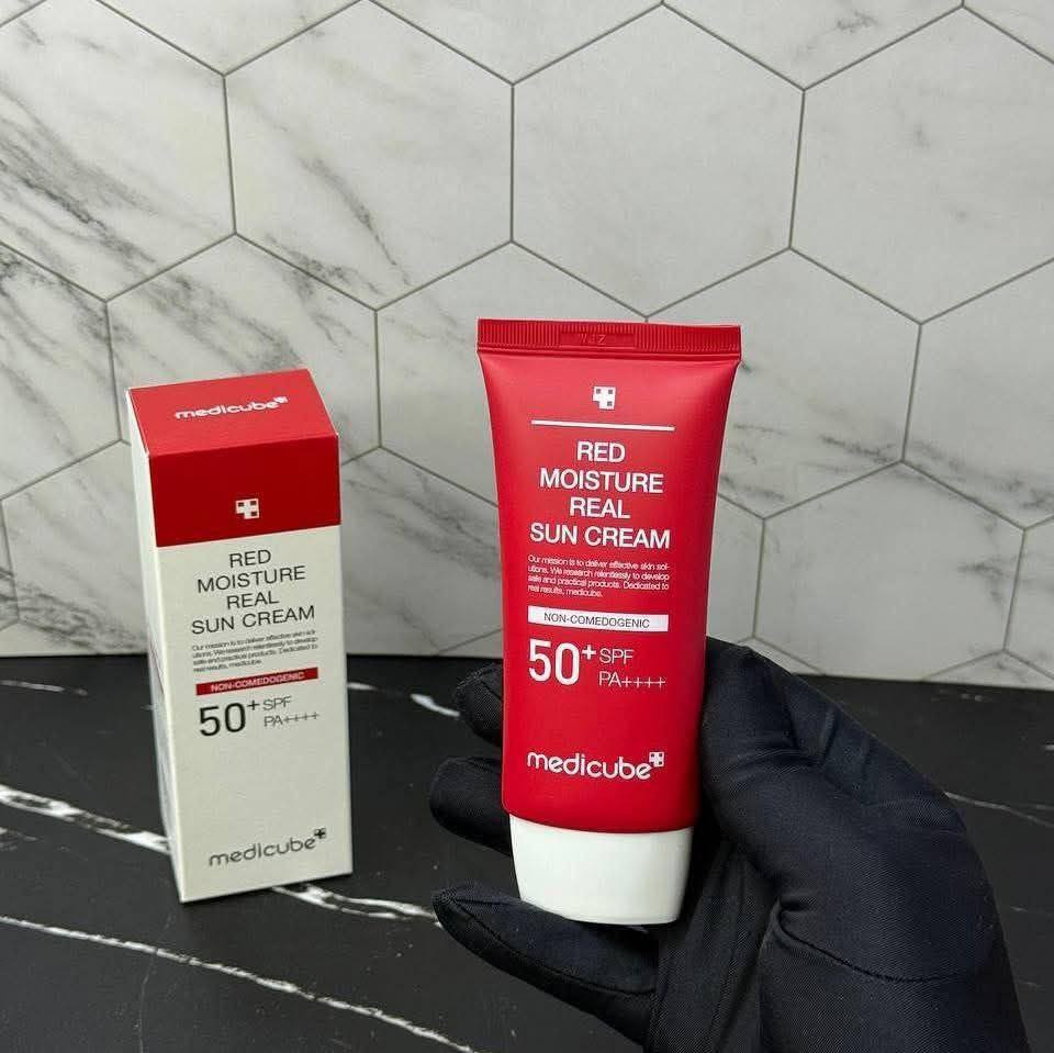 واقي Medicube
‏Red Moisture Real Sun Cream + +🇵🇭🇵🇭🇵🇭
‏konya.beauty
هو كريم واقي شمسي يومي للبشرة الحساسة.
يتميز بتركيبة مرطبة بنسبة 67% لا تترك طبقة بيضاء لزجة على البشرة.😍
يوفر حماية قوية من الأشعة فوق البنفسجية (SPF50+ PA++++).
‏Aqua Ceramade المهدئ للبشرة و Dermatic-AC يحتوي على مركب😌😌
لتعزيز حاجز الرطوبة
يمنح البشرة ترطيبًا ويحميها من التلف الناتج عن الشمس
المنشا الفلبين الاصلي 🇵🇭 
الحجز والاستفسار 
خاص
🚘يوجد خدمة توصيل لجميع محافضات العراق 🚘


**إذا كنت صاحب هذا الإعلان وتريد حذفه لأي سبب، رجاءا أرسل رسالة إلى الدعم الفني**