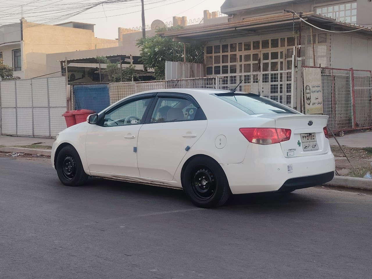 السلام عليكم سيراتو 2011 للبيع خليجي نص فول كير مكينه خير من الله كهربائيات كلهه شغاله سيارة اي نقص مابيهه شاشه كبيره داخل اسود وماروني  مري شفط لغد مكفول تدفئه  تبريد شغالات السياره خير من الله  السياره بيهه  كم قطعه صبغ تعتبر حزام ( قماره بنيد جنطه تكم) مكفولات اي صبغ مابيهن سياره رقمهه اربيل عندي وكاله عامه وتحويلهه ثاني يوم السعر 95 مكاني غزاليه
***********
