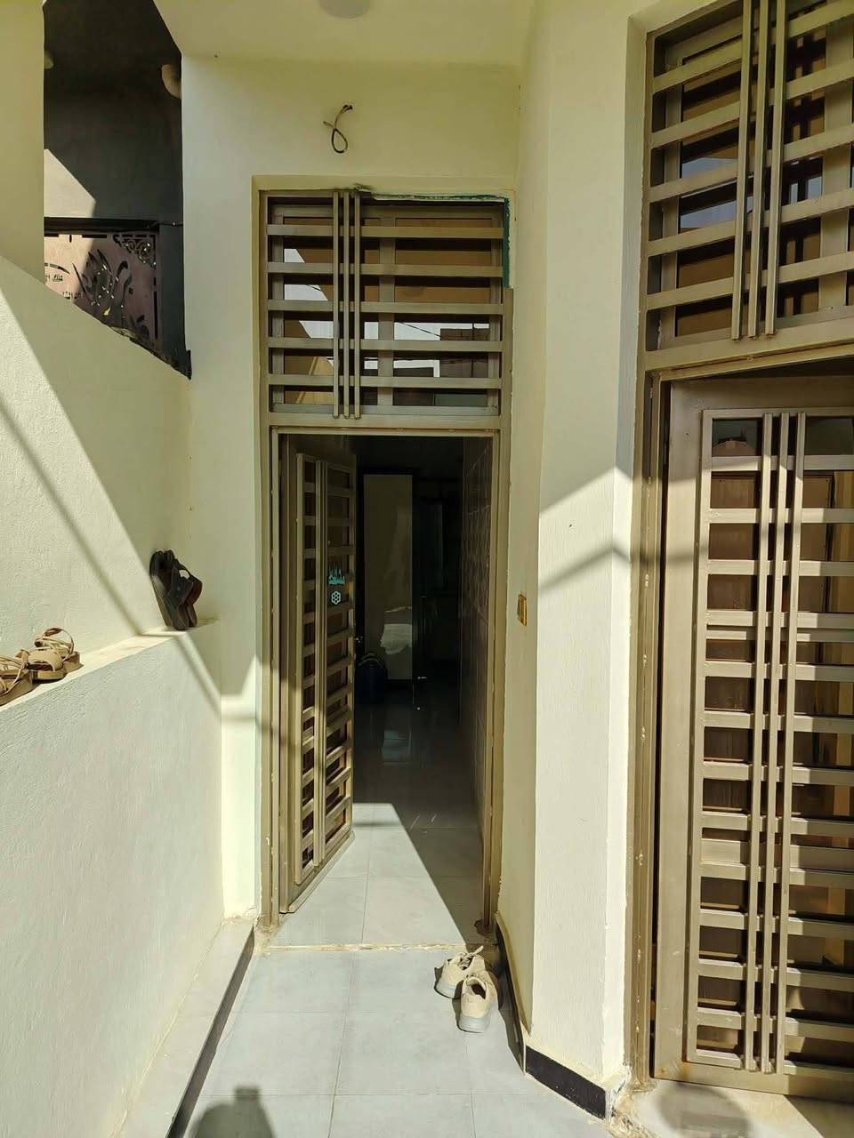 للبيع دار سكن حديث او مراوس      مساحة الدار 20×5🏪🏪 مطلوب اسكان 22
كونكريت مسلح طابو صرف مطلوب صندوق السكان22 مليون تسديد قصد شهري 145 الف 💸💸
الارضيه بورسلاين 🏯🏯
يتكون من ستقبال 🏪🏪
مطبخ 🧑‍🌾🧑‍🌾
صاله كبيره🛋️🛋️
مجموعات صحيات داخليه وخارجيه🛁
منور عدد ثنين 🏤🏤
غرفه كبيره  🛌
ابيع مع اثاث او بدون اثاث هم يرهم🛋️
عنوان  البيت حي الزيتون خلف العمارات شارع 30🗺️🗺️
الاستفسار خاص ومراجعه المكتب بلجلبيه 🗾🗾
‏‪***********‬‏📲
