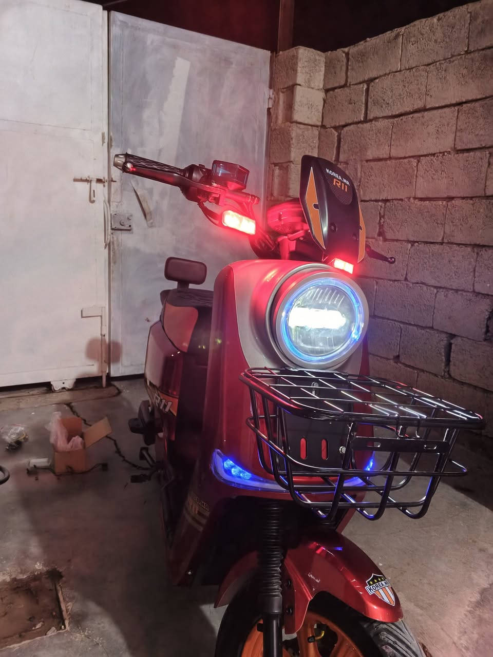 سلام عليكم
ار 11 موديل 2026  مصار شهر من اخذته 
5 بطاريات
سرعه 99. 4 نمر 
بطارية جديدة  دراجه كامله مكمله 
نضام الار رجوع للخلف 
بريكات دهن 
لدات اشار عالي ناصي كله كامل 
يحتوي ع نسختين من كارتين ومفتاحين وبصمتين 
العنوان : ديالى بعقوبة ناحيه كنعان 
سعر 900 وبي مجال 
رقم ***********
