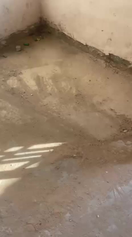 سلام عليكم بيت واجهة ٥ نزال ٢٣ متر طابق الأول  كهرباء ماء مجاري كاملات سيراميك مطبخ   وصحيات وملبوخ جص مثل ما موضح بل فيديو قريب عنوان ساده ابو خطه حي النصر الفرع الي مقابيل الملعب الجديد ٦٠ وبي مجال قليل *********** كله بناء درجه اولى ول بورسلين ويا هم
