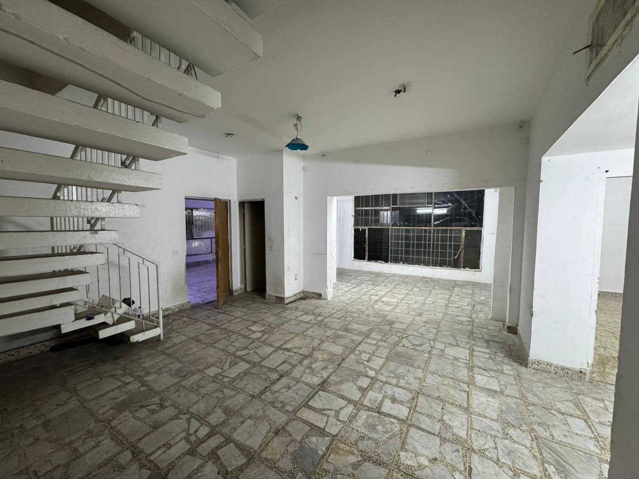 #لـلايـجـار فـي السيـديـة

بيت 530م يحتوي على :
كراج كبير وحديقـة وخمس غرف نوم وصالة وهول ومطبخ وخدمات صحيـة . 
( تجاري / سكني ) . 

📍مربع الاقتصاديين شارع 15م ورصيف 5م .

لـلاستفسار : *********** متوفر واتساب .

بأمكانك عرض عقارك عندنا 
زبائننا الكرام نستقبل كافة عروضكم وطلباتكم 

#مكتب_القيسي_للعقار_والأعمار
شارع المركز مقابل مستلزمات التفاح الاخضر .
