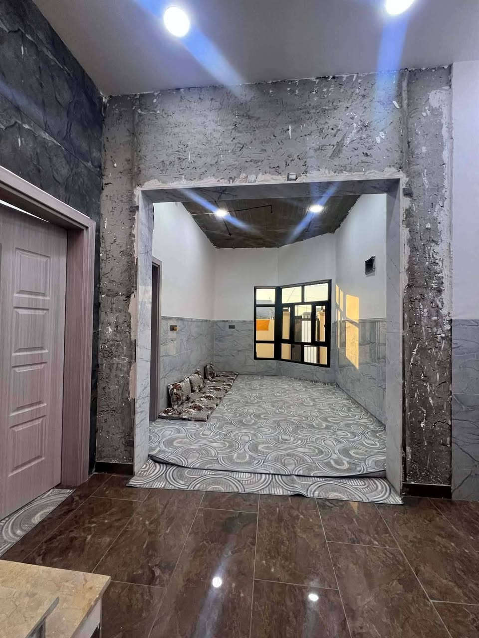 السلام عليكم دار البيع المساحه 140متر مربع ركن الواجهه 12متر يتكون من غرفتين نوم مع استقبال هول داخلي مطبخ صحيات داخليه مع صحيات خارجيه كراج يسع سيارة بناء حديث نظام دكتات كاميرات سبالت فقط يحتاج جبس بورد الاستقبال والمطبخ تستلم مفتاح جاهز الاتصال على الارقام التاليه واتساب ***********
***********
