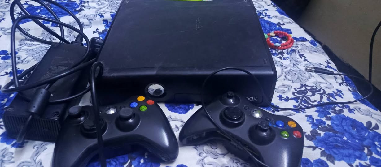 السلام عليكم.. اكس بوكس يحتاج تصليح مهكر  يحتوي على 127 لعبه ويا يدتين شغالات اريده ب 75 الف وبي مجال.. مكاني تكريت للتواصل ***********
