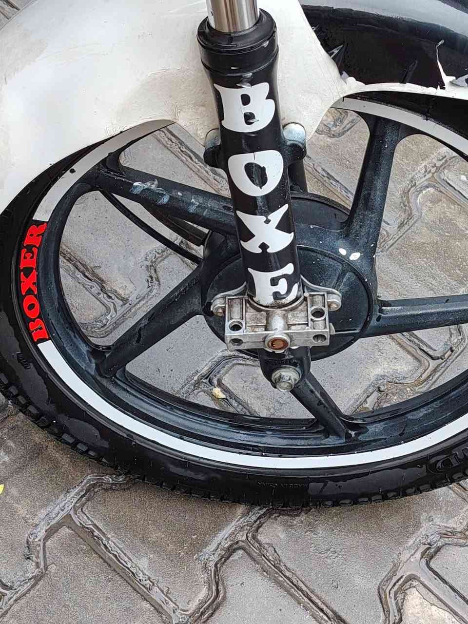 بوكسر ( كلاسيك) مديل (2021) الدرجه نضيفه مكينه كفاله الدراجه اروح بيه للشغل وارجع مرقمه رقم بأسمي الدراجه بيها نقص بس عوج قليل بلستيرن و هاي الصور طفايه بيها و قفل مال ويل بيها تايرات جدد الدراجه جاهزه عنواني الكراده او الحريه واتساب موجود *********** السعر ٢ مليون وبيها مجال
