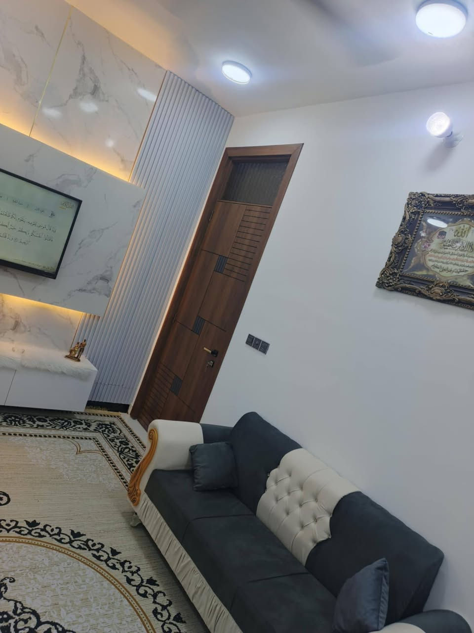 مشتمل للبيع بسياسين طابقين يحتوي على استقبال ومطبخ ٣مجاميع صحيه و ٣نوم قرب مدرسه الروان خدمات متكاملة الاتصال ***********
