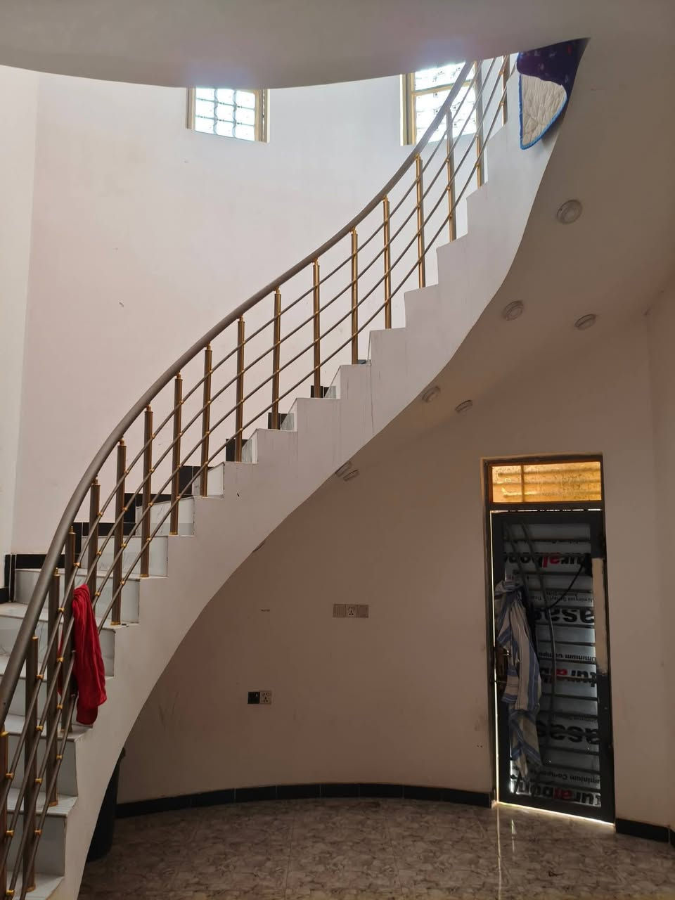 بيت للبيع المساحه 260 رقم العقار طابو 704 خلف اعداديه الصناعه الشموع قرب مدرسة الصينية الجديدة طابقين بناء حديث السعر 235 عدد علما الغرف كبار 3 فوق ومطبخ فوق وصحيات وهول  وتحت استقبال 10م وهول 2 غرف نوم وصاله ومطبخ وحمام خارجي وداخلي وصحيات عدد ثلاثة  هذا رقمي.....*********** .......
