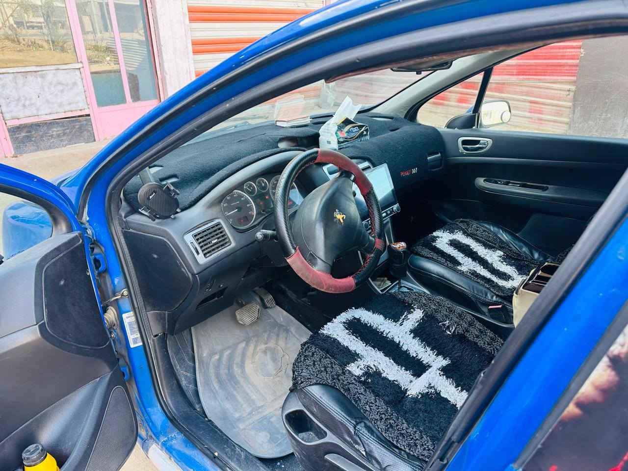 السياره بيجو فرنسي محرك ابلاد رقم انكليزي تبريد تدفاء شغال  صاحب السياره سكن بصره يريد تحويل السعر 48 
***********
