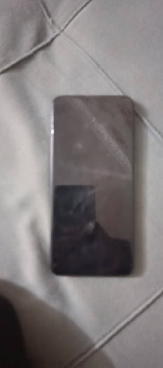 السلام عليكم 
هواوي Y9a 
ذاكره 128 عشوائيه 8 
مبدل شاشه اصليه والكامره مكسوره مثل ما موضح كدامك 
مابي اي نقص غراضه فقط شاحنه (يدعم الشحن السريع وتجي ويا شاحنه 64 واط)  متوقف خدمات كوكل بلي وطبيعي كل التطبيقات شغاله وسيم كارت شغال السعر 75 الف قفل مكاني بغداد  قريب على الشعله رقم الهاتف *********** ممتواجد على الماسنجر.
