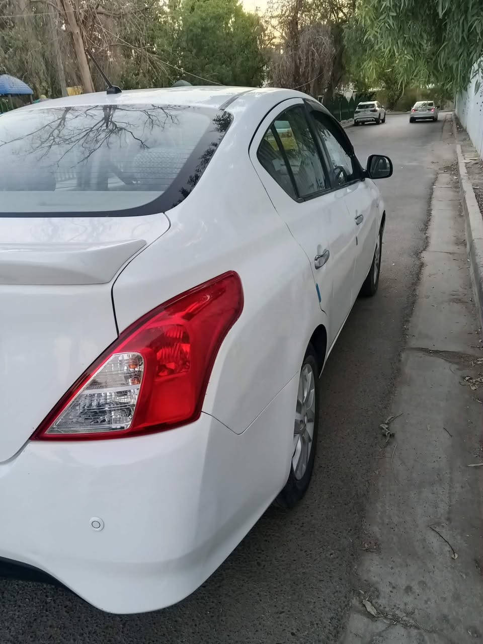 السلام عليكم 
نيسان صني موديل 20 
بليته زركه رقم بغداد باسمي 
ماشيه 60 حقيقي فول مواصفات كير ومحرك مكفولات 
مافتوحات تخم تاير جديد 
بيها قطعتين تبديل بدون دواخل بنيد وجاملغه الأيسر 
بيها بارد  مكان السياره بغداد
الكرخ سعرها 98 اتصال 
*********** واتساب فقط 
بدون مازنجر
