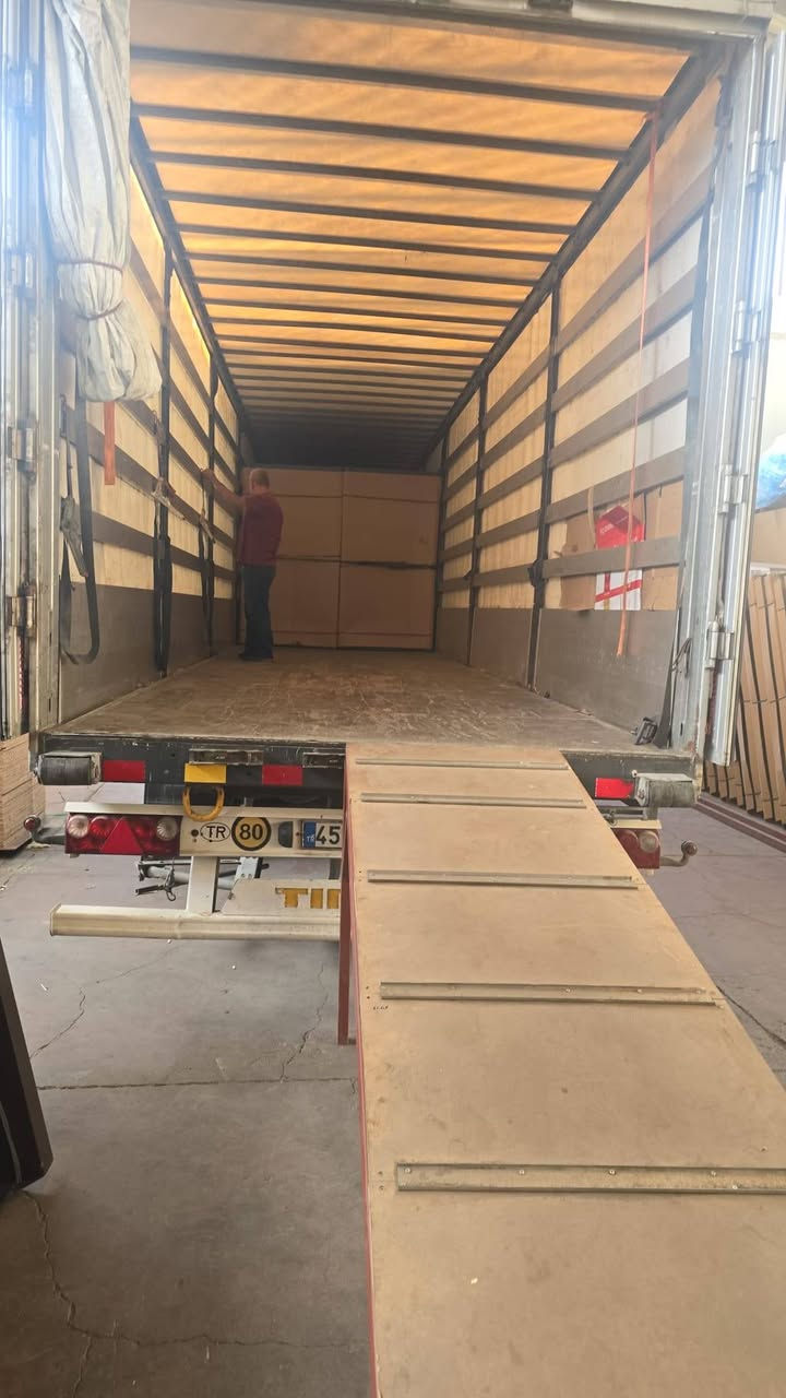 السلام عليكم.. يوجد كادر عمل متميز متكون من ١٠٠ شخص أكثر او اقل من ضمنهم مسوول العمل.. نعمل على تنظيف وترتيب وجرد الجملونات الكبيره 
العمل في الجملونات.. تحميل تفريغ المواد الغذائيه.... أعلاف حيوانات .. حبوب.. مواد انشائيه جميعها.. مصانع.. معامل..مذاخر... تحميل  شركات .. العمل بدقه عاليه من الترتيب.. وكلاء المواد الغذائية.... شركات... شركات الأسمدة او المبيدات الحشريه
وأيضا الكادر مستعد على غسل وتنظيف ورفع الإنقاض الأوساخ ومخالفات البناء وتلميع كافه دوائر الدولة.. او المستشفيات. او الجملونات والمصانع والشركات 

*********** خادمكم ابو محمد
