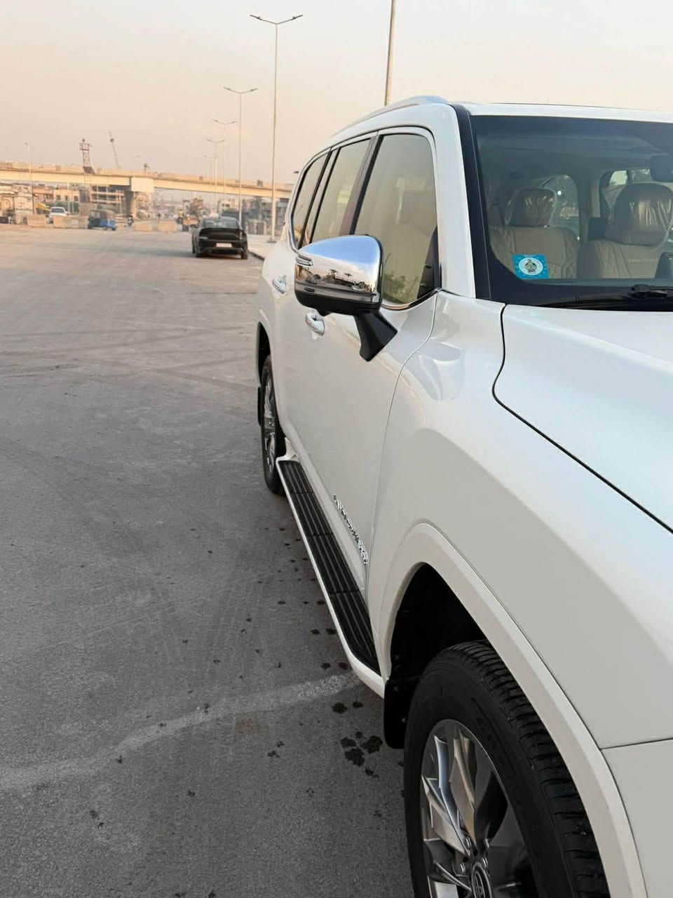 السلام عليكم 
رمضان كريم
لاندكروز Vxr فول الفول تنفس طبيعي السياره مصروف عليه ودامه شهريه بشركه كفاله عامه السياره ماشيه ٤١ تخم تاير جديد واصلي هزه وسنويه جديد شرط التحويل ثاني يوم 
ملاحظه / اني مكلف بنشر السياره بس ع هذه الرقم 
٦٦٠ ورقه 
*********** بغداد, العراق
