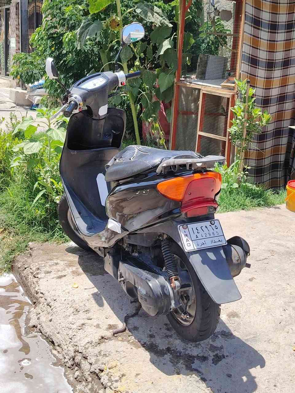 السلام علیکم دراجه للبيع يوماها  عصفوريه سرعه ٦٠ دراجه نضيفه تشتغل سلف وهندر اي نقص ما بيها اشاير يمنه يسره لايت عالي ناصي بك لايت كله شغال شلعه ومعدل مكينتها ناعمه تقفل اكسن قفل ستيرن الكهربائيات شغالة هورن شغال تايرات زوج جدد دراجه كله بلاديه السعر ٢٠٠وبيها مجال مكينه بلاد دبلات جديده العنوان بغداد حي العامل الاتصال على الرقم ***********
