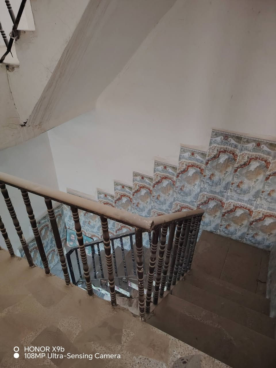 في كربلاء ..يصلح حسينيه لكونه خلف التجاري مباشر بيت🏠 ٥٠م طابقين يتكون من :
طابق الأول /صاله ومطبخ وصحيات داخليه وخارجيه مع طارمه
الطابق الثاني /غرفتين نوم وسطح ..طابو زراعي سند ٢٥ إقرار محكمه من المالك مباشرة .
موقع ممتاز / بدايه المنطقه خلف شارع التجاري مباشرتآ..يبعد ٦٠متر عن شارع تجاري وخط باب الحسين كوسترات ..
حي الأمين شارع الحر خلف مجمع همسه للإلكترونيات مباشرتآ ..سعر٥٥مليون  للاستفسار مكتب الأوس للعقار ابو سجاد*********** ابو وائل ***********
