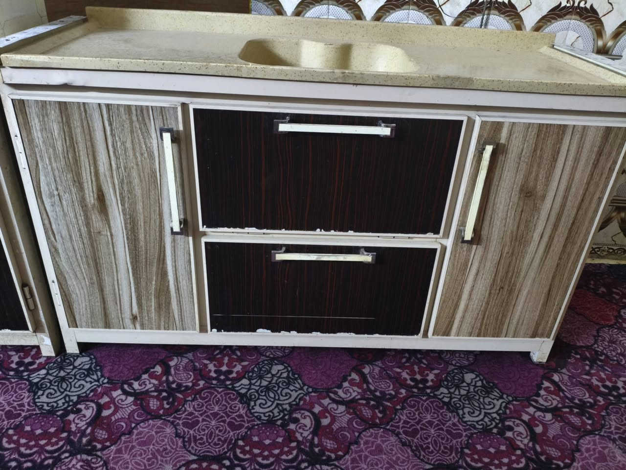 كاونتر تزكام ٣قطع اخو الجديد
الكاونتر مترين ونص والملحق مترين ونص والسنك  متر ونص مرمر 
مكاني بغداد منطقه الرشاد 
الشراي يتصل ***********
