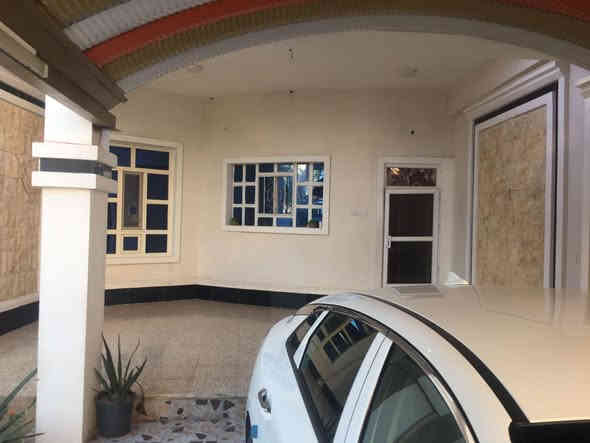 بسم الله الرحمن الرحيم 
السلام عليكم ورحمة الله وبركاته 

توفر لدى مكتب آلعين بيت مساحه 400 بيت متكامل متكون من 2 غرف ومطبخ حار وبار وصاله وديوانيه وصحيات خارجيه وداخليه 
المكان الصوفيه يبعد عن الشارع الرئيسي اقل من 150 متر 

سعر البيت 185 مليون وقابل للتفاوض

للاستفسار اكثر زياره مكتب العين للعقار او الاتصال على الأرقام التاليه  ***********-***********
