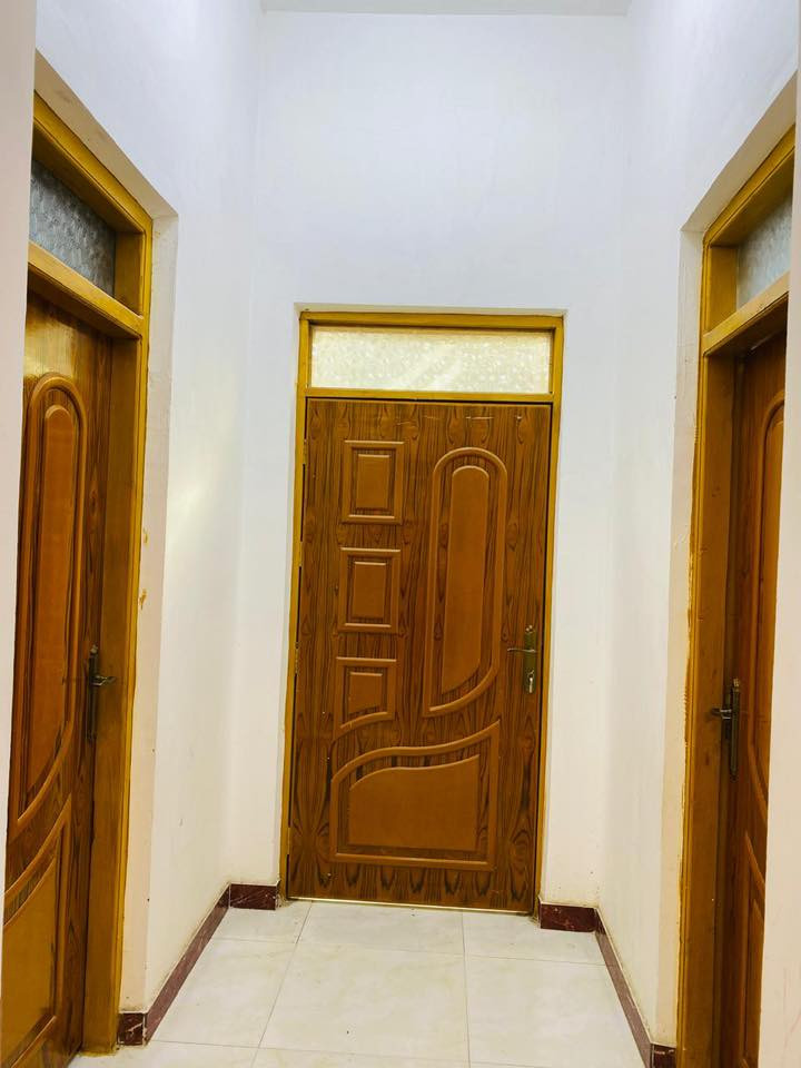 بيت ركن على شارعين المساحه 200 م طابوق كونكريت بناء حديث كله درجه اولى ديكورات بيت متعوب عليه مكانه حي الحسين شارع الشيخ زيد قريب على شارع رابع بيت عن الشارع العام للاستفسار الاتصال ***********
