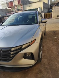 توسان موديل ٢٤ امريكي ضرر بس قبغ الجنطه وبدلته نفس اللون والقديم موجود...