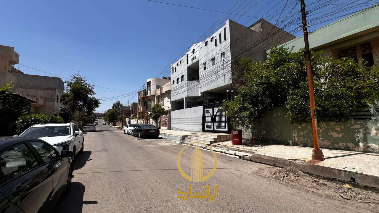 🏛⭐️دار للبيع ⭐️حي البلديات ⭐️🏛
⬅️مدخل كوفي خيال
⬅️خلف فطائر اربيل
⬅️️ مساحـة 230 متر 
⬅️️الابعاد 20متر ❌️ 11متر
⬅️ الإتجاه شروق
⬅️يقع على شارع بعرض ١٥ متر
⬅️طابقين 6 غرف نوم
 ⬅️الطابق الاول هول، استقبال، صحيات ، ٢ غرف نوم 
⬅️الطابق الثاني هول ، صحيات ، ٤ غرف نوم
⬅️ يحتوي على كراج
⬅️موقع مميز

⬅️المكاتبة مع الشرعي مباشرة 

#مكتب_الاتحاد_لتجارة_العقارات_والمقاولات 
لمعرفة الاسعار وباقي العروض انضم لقناة التلكرام
‏ https://t.me/etihad0

 تفاصيل اكثر يرجى مراجعة المكتب
_ 
  مكتب الاتحـــاد للعقار 
الفرع الاول : شارع المصارف الرئيسي 
الفرع الثاني: الصديق بداية سايدين البحرين 
  محمد
***********
 ***********

عبد الرحمن
  *********** 
 🏛
