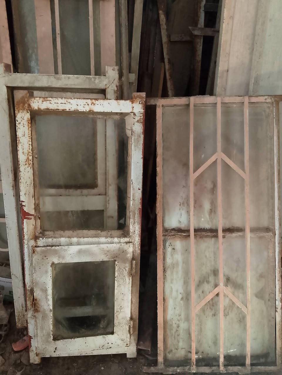 متواجد أبواب وشبابيك مستخدم. متواجد في المحل على مدار اليوم 
لأستفسار على خاص او الاتصال على 
 رقم الهاتف***********
واتساب ***********
