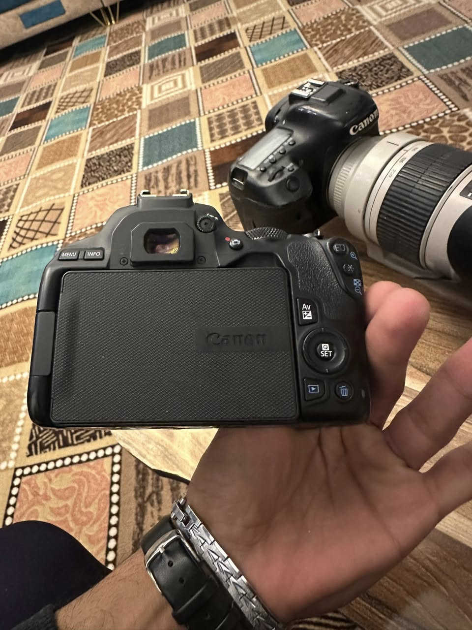 كامره كانون 7Dمارك 2 نضيفه  كلش
كامره كانون 250D 95‎%‎ 

عدسه 50mm

عدسه 70-200 تك  بيها شخوط بس ماكو اي تاثير 
 
كافة ملحقات 
مكان بابل 
***********
