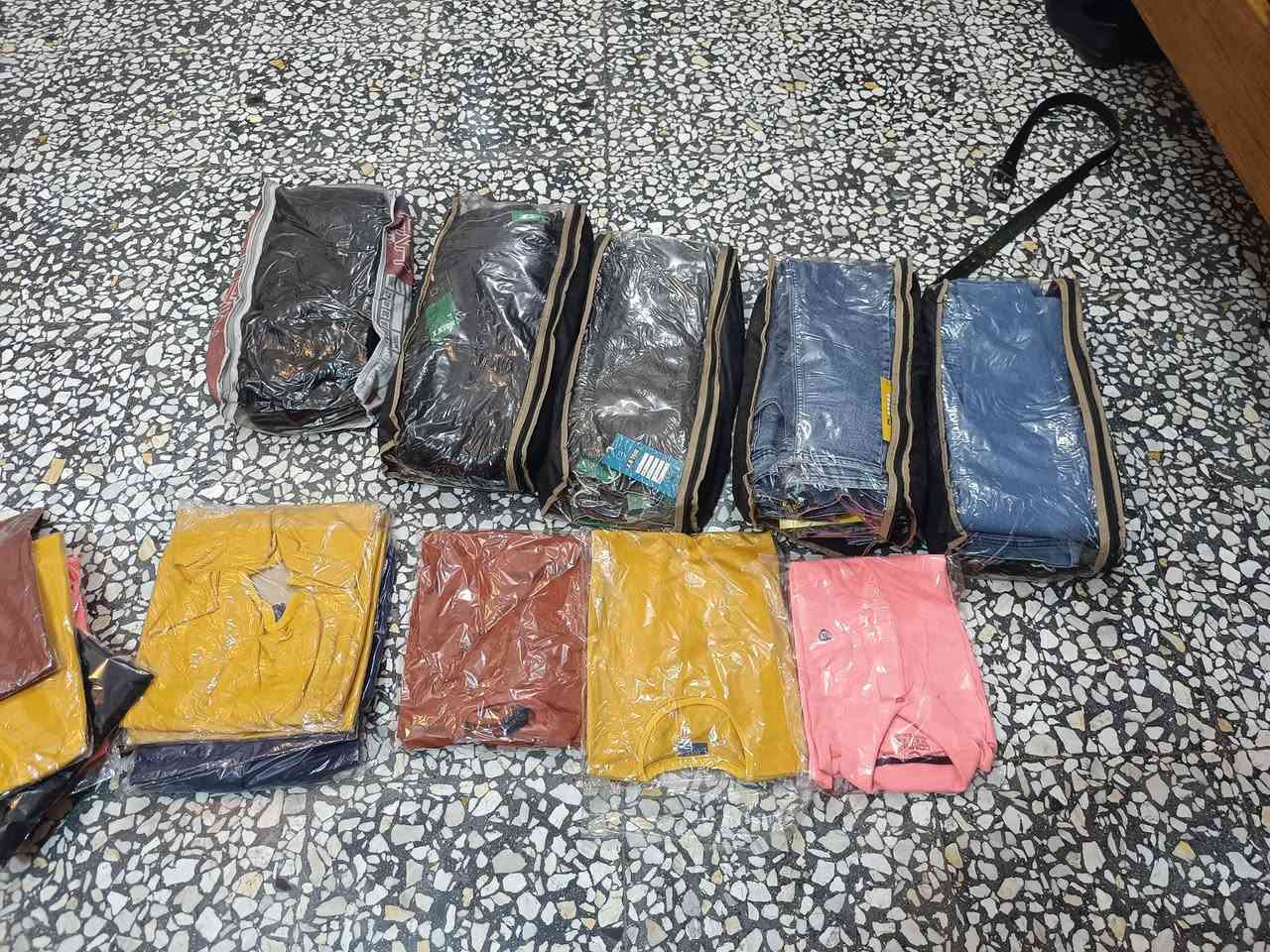 عزلت محل عندي خمس درازن بنطاير كابوي ليگرة خمس الوان ودزرنين تيشرتات حجري ابيعهن جوة جملتهن ***********
