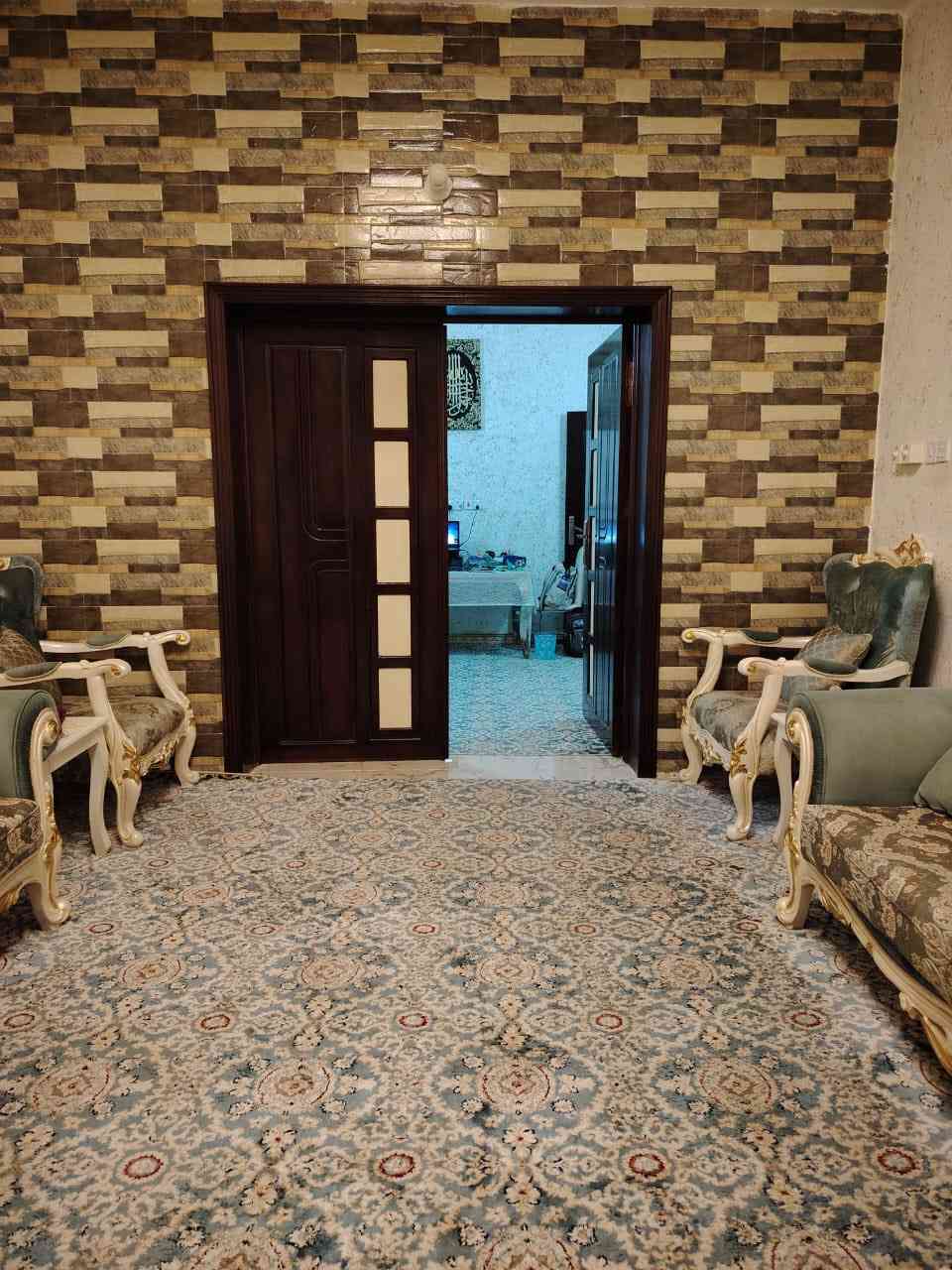 دار للبيع في حي النفط الجديد مجاور لمنطقة ٣٦ شارع السيد.
مساحة ٢٢٠ متراً يطل على شارع عرضه ٢٠ متراً.

طابق أرضي: غرفتان وصالة واستقبال ومطبخ ودورات مياه.
طابق أول: ثلاث غرف وصالة ومجمع دورات مياه.
بناء حديث درجة أولى.

موقع المكتب السماوة إسكان مقابل صيدلية رواد. 

‭٠٧٨٠ ٨١١ ٩٧٦٣
