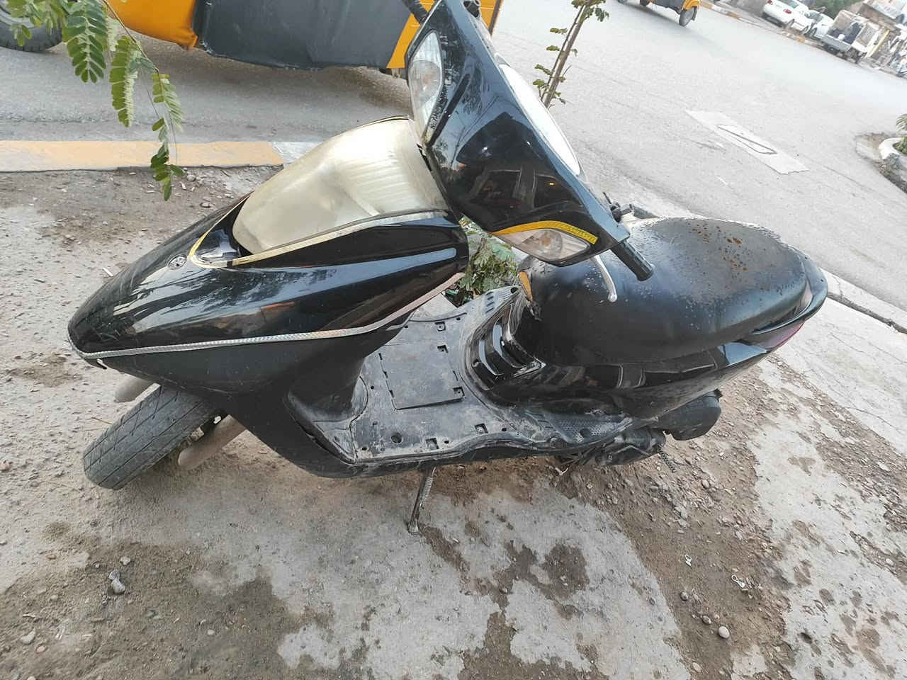 بريز للبيع كامله مابيه نقص سعر 300الف مكاني بغداد ساحه عدن هاتف ***********
